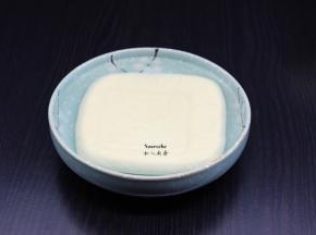 用盐水浸泡一下豆腐，把豆腐拿在手上切成薄大块，