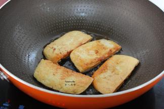 热锅，倒入花生油，放入切好的豆腐小火煎至微黄，翻转另外煎至金黄