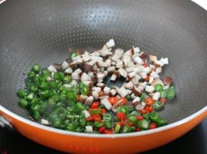 煎过豆腐的油锅放入辣椒、香菇小火煸香；