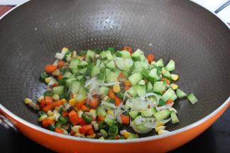 改为中火，放青瓜粒、大蒜，酱油；