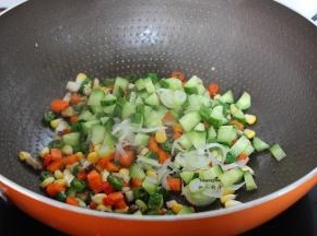 改为中火，放青瓜粒、大蒜，酱油；