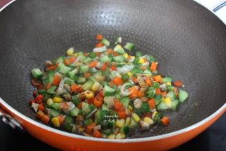 盐、生粉勾芡，大火翻炒均匀，趁热，淋在豆腐块上即可。