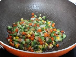 盐、生粉勾芡，大火翻炒均匀，趁热，淋在豆腐块上即可。