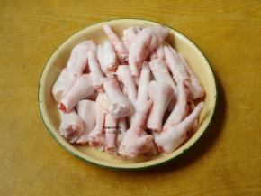 鸡爪洗净，去指甲；