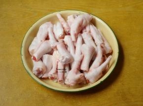 鸡爪洗净，去指甲；