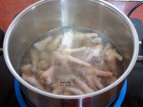 清水煮沸，放入鸡爪汆烫去污血；