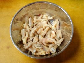 捞出，用厨房吸水纸巾吸干水份；