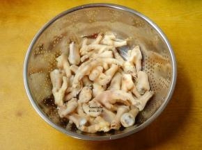 捞出，用厨房吸水纸巾吸干水份；