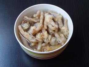 炸好的鸡爪放入冰水中，浸泡至膨胀；PS：食用冰水，也可以是冰块。