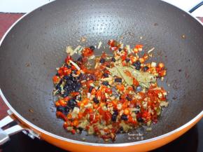 热锅，倒入少许油，放入红辣椒、蒜、豆豉、生姜、八角、香叶等煸香；