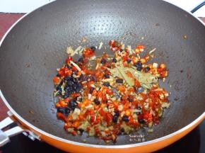 热锅，倒入少许油，放入红辣椒、蒜、豆豉、生姜、八角、香叶等煸香；