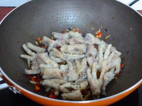 浸泡的凤爪，捞出沥干水，放入锅中翻炒；