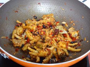 放生抽、耗油、料酒、盐翻炒，转为小火收汁即可。