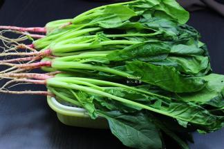 准备好新鲜菠菜；