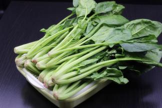 洗净浸泡10分钟，沥干水；PS：如果是嫩的菠菜可以不要去根，菠菜根营养丰富。