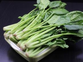 洗净浸泡10分钟，沥干水；PS：如果是嫩的菠菜可以不要去根，菠菜根营养丰富。