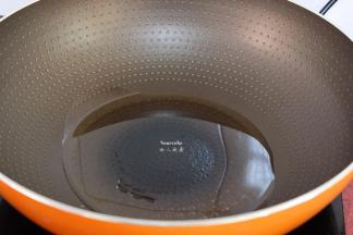 热锅，倒油橄榄油；