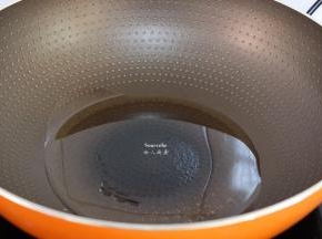 热锅，倒油橄榄油；