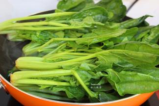 放入洗净的菠菜爆炒；