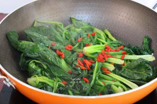 加入洗净的枸杞；