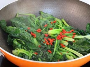 加入洗净的枸杞；