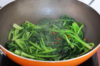 放盐，炒均即可。