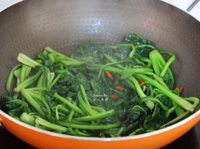 放盐，炒均即可。