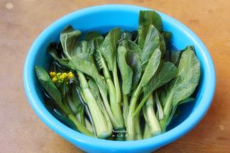 洗净菜心，盐水浸泡15分钟，捞出沥干水；