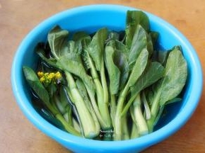 洗净菜心，盐水浸泡15分钟，捞出沥干水；
