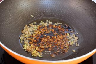 热锅，倒油，爆炒蒜末、生姜，再放生抽、盐煮开；