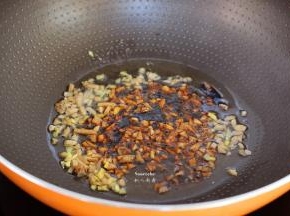 热锅，倒油，爆炒蒜末、生姜，再放生抽、盐煮开；