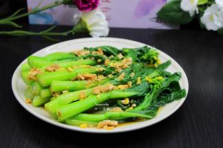 趁油热淋在菜心上即可；