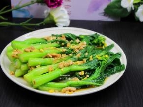 趁油热淋在菜心上即可；