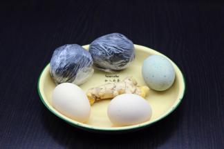 准备食材：土鸡蛋、咸蛋、皮蛋、生姜等；