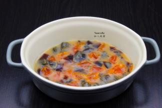 皮蛋去壳切块，咸蛋去壳，取蛋黄，切块，放入陶瓷盆中；PS：内壁摸上一层花生油，防止黏。