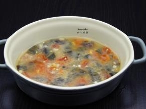 蛋白打散，生姜汁、盐、葱切碎，加入皮蛋、咸蛋黄盆中，拌均；