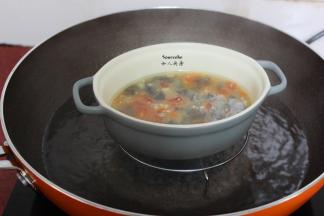 清水煮沸，放入锅中小火蒸；