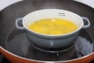 蛋白凝固之后，倒入拌均好的蛋黄；