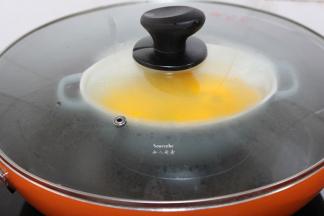 蛋黄蒸至凝固，即可；