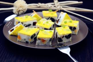 冷却，切块，撒上葱末。