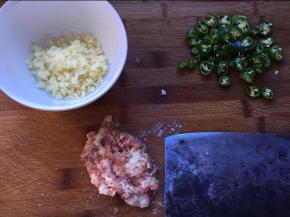 将材料准备好，肉砍成细末状，砍肉时加一点红苕粉和生姜