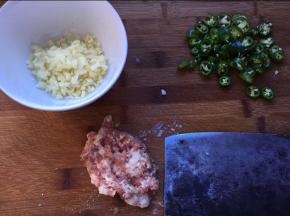 将材料准备好，肉砍成细末状，砍肉时加一点红苕粉和生姜