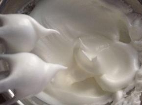 继续高速打发至9分发，拉出打蛋头，有弯钩状