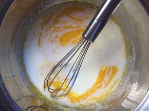倒入蛋黄中，搅拌均匀