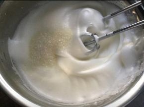 高速打发至有纹路状态，加入20克白砂糖