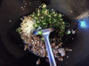 放入蒜末和青椒粒，放适量盐和味精，炒至出香味，就好了