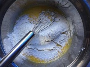 筛入低粉，搅拌至无颗粒状态