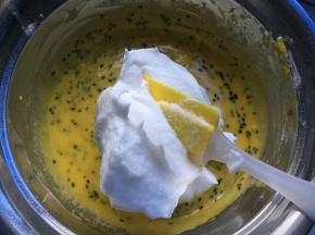 将三分之一的蛋白放入蛋黄糊中，用搅拌刀从下往上搅拌均匀