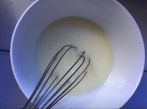 将玉米油和纯牛奶倒入碗中，搅拌均匀