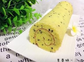 蛋糕冷却后，切掉两边和下面，就可以美美的拍照了！